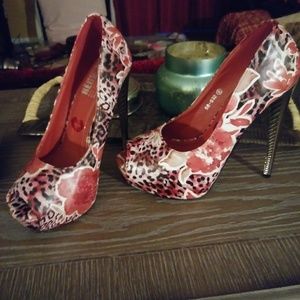 Red Kiss platform heels sz 6